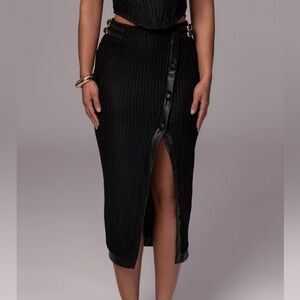 Textured Mystique midi Elegant Black Button-Detail Skirt new size large